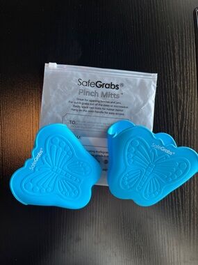 NWT SafeGrabs Butterfly Pinch Mitts - Heat-Resistant Kitchen Grips (Pair)